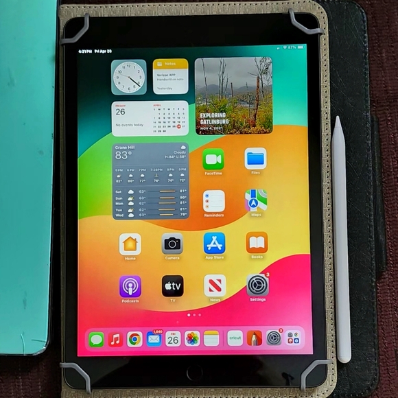 iPad 9th GEN 64GB + Apple Pen - Picture 3 of 3